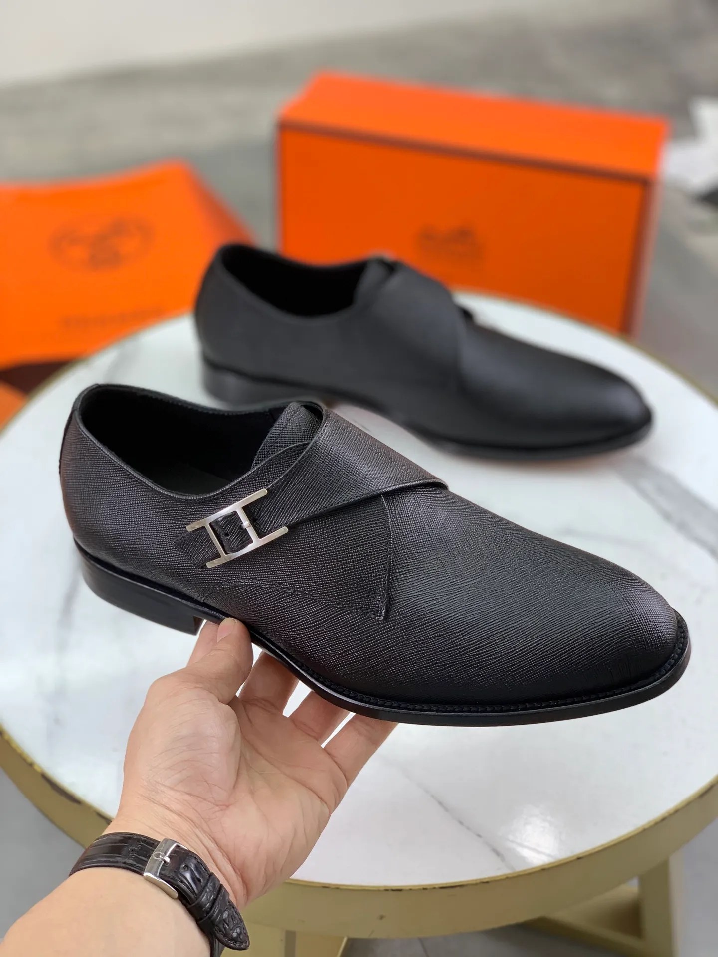 Factory price P940 💰💎💎💎 Original genuine leather outsole Brand: Hermès Grade: Same as the official website Original quality materials: Original soft calfskin Water-dyed cowhide lining Original Italian genuine leather outsole Style categories: Men's fashion Formal casual leather shoes Slip-on men's shoes series Young fashion European and American trends British style Code number: 39-45 (38.46 can be customized)